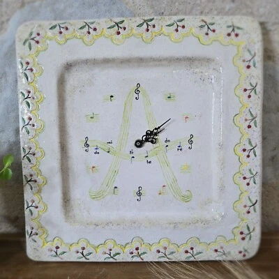 Horloge murale en céramique artisanale avec motif musical et décor de cerises 🎵 - Photo 1/4
