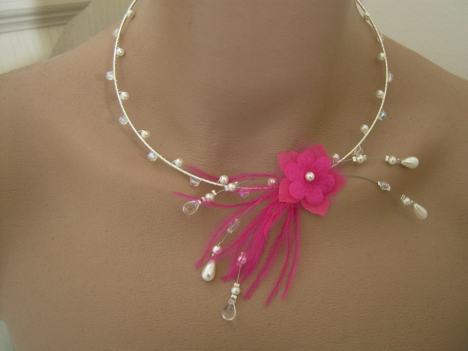 Collier cristal rose fuchsia bicolore avec touches ivoire pour une robe de mariée moderne