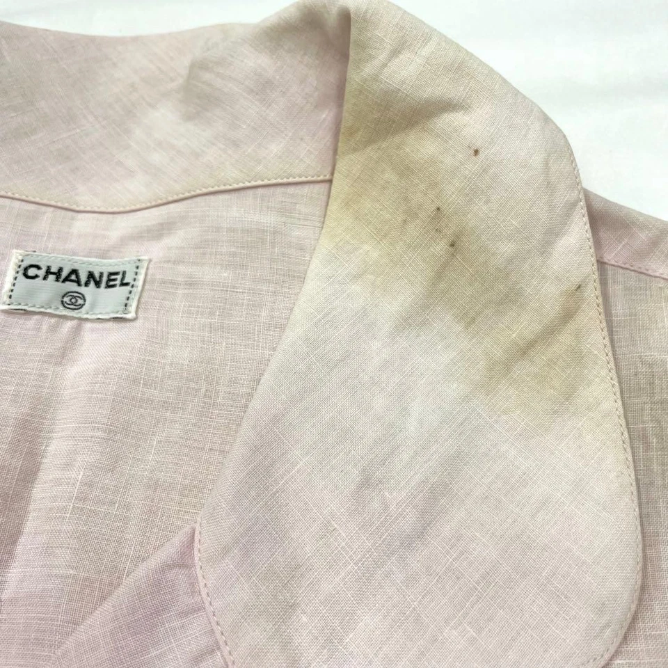 CAMISA CHANEL RARA USADA COM BOTÕES DOURADOS ACEITÁVEL - Imagem 3 de 4
