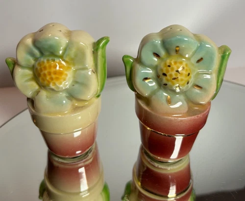 VINTAGE SHAWNEE POTTERY FLOWERS IN POT SALT & PEPPER SHAKERS W/O CORK STOPPERS