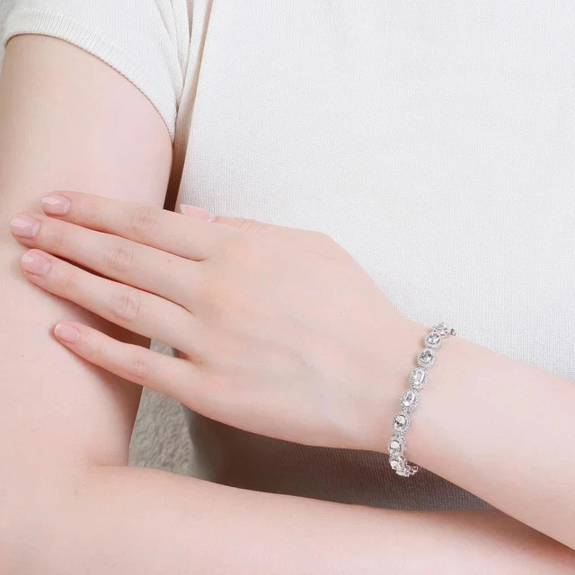 Brazalete de tenis con halo de moissanita real de corte ovalado de 6 quilates enchapado en oro blanco de 14 quilates plateado Foto 4 de 4