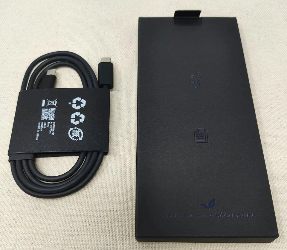 Motorola Razr + Plus 2024 - Unlocked - Midnight Blue - 256GB/12GB RAM - Image 2 of 4