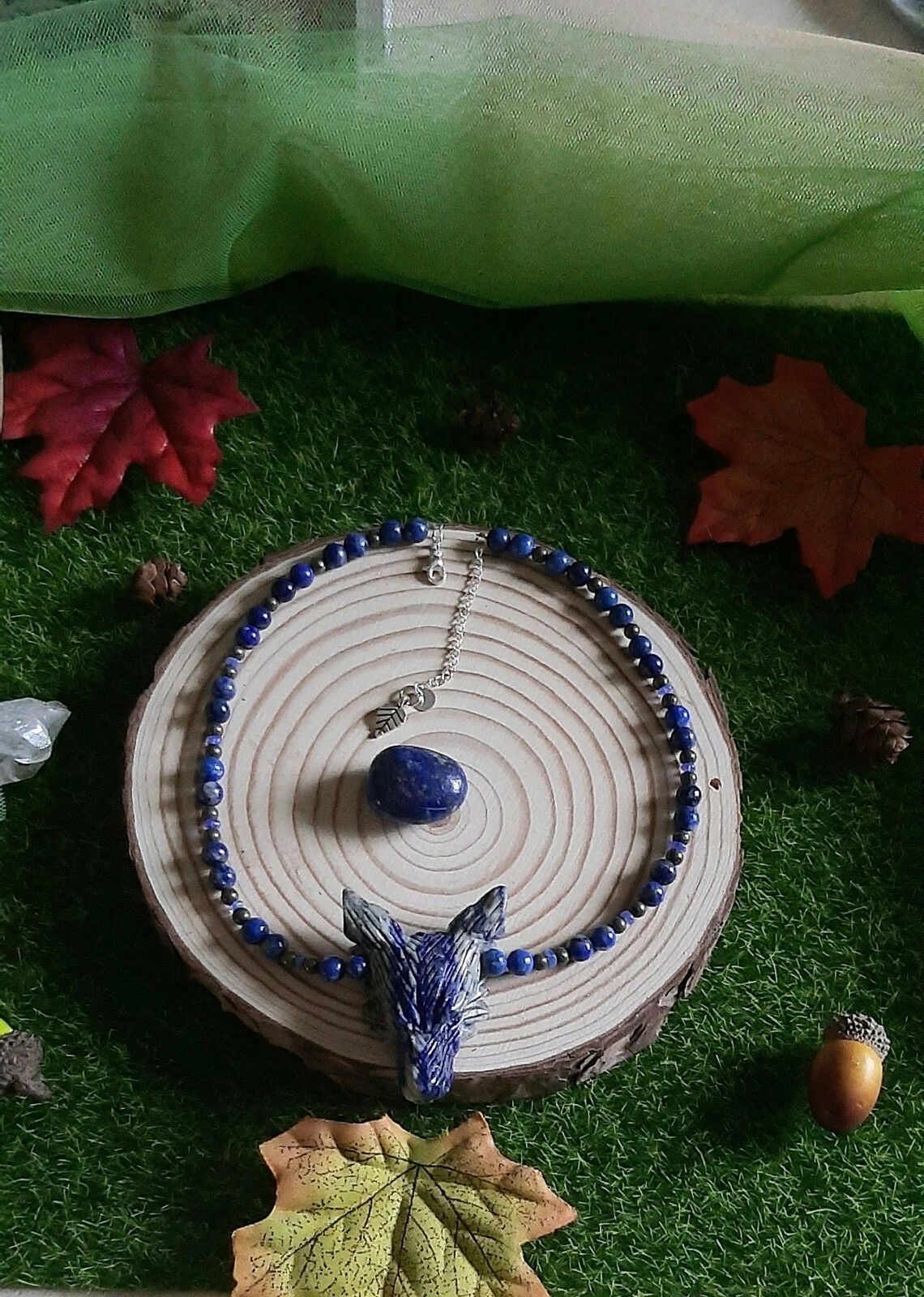 Collier loup bleu en lapis-lazuli véritable avec pyrite et opale