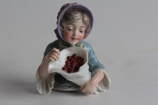 Demi figurine porcelaine Dressel & Kister Enfant avec un cône de baies (71314)