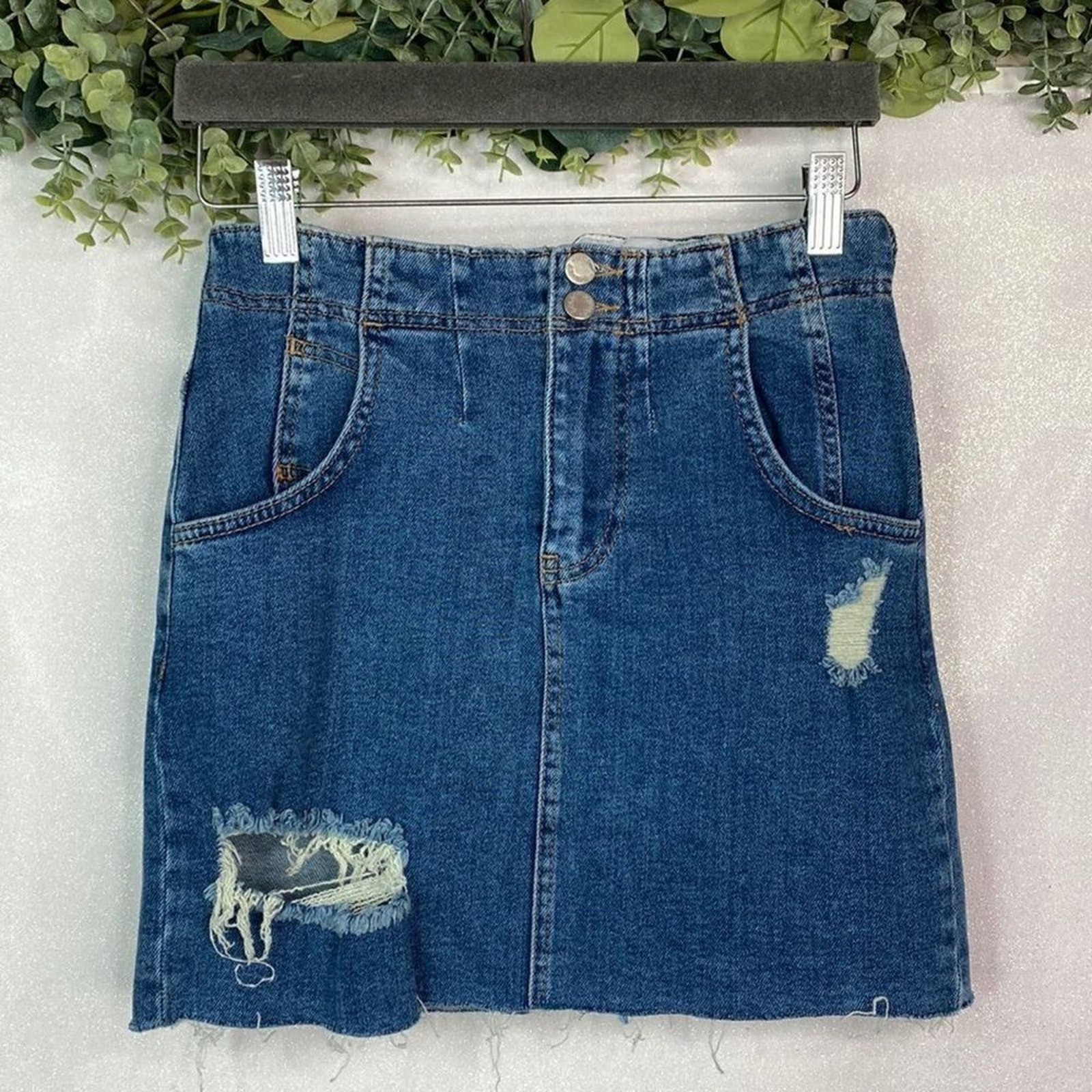 Free People Distressed Denim Mini Skirt Size 0 Raw Hem Buckle Casual Preppy Style