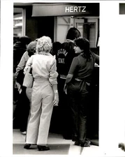 LG969 1983 Original Bizmon Photo MIAMI INTERNATIONAL AIRPORT HERTZ COUNTER LINE