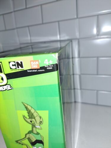 VERY RARE Ben 10 Omniverse Crashhopper roleplay set with figure SEALED NEW - Picture 4 of 14