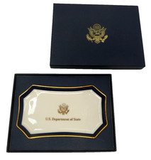 U.S. DEPARTMENT OF STATE GILT DECORATED CREST POTTERY PLATE IN ORIGINAL BOX