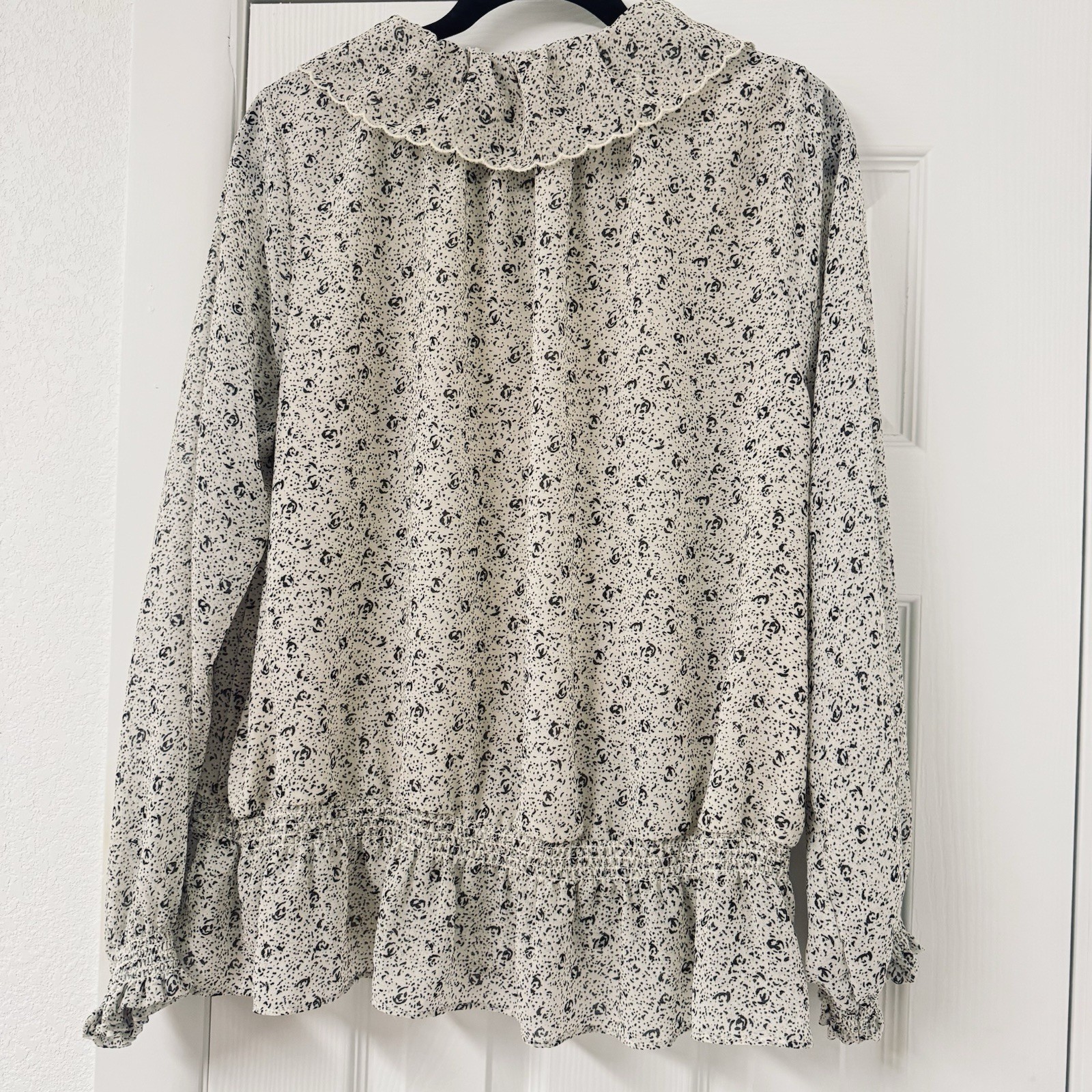 Universal Thread Gray & Cream Ruffled Blouse Tie … - image 5