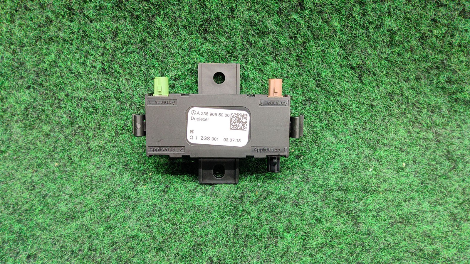 2015-2018 Mercedes Benz C300 Center Mount Antenna Splitter OEM A2389055000