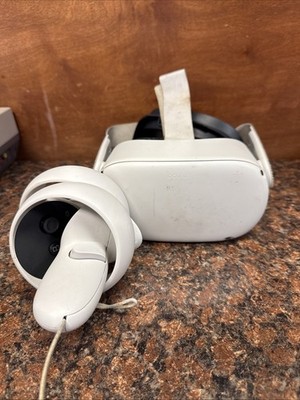 Oculus Quest 2 VR Headset With Controllers For Parts Or Repair Powers On a3