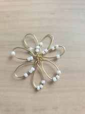 Perles de fleurs en fil d'or et nacre