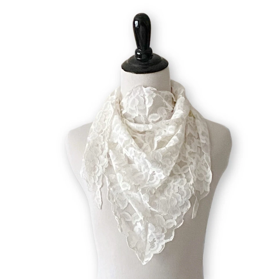 Cachecol vintage branco floral renda chantilly em forma de triângulo borda recortada - Imagem 3 de 4