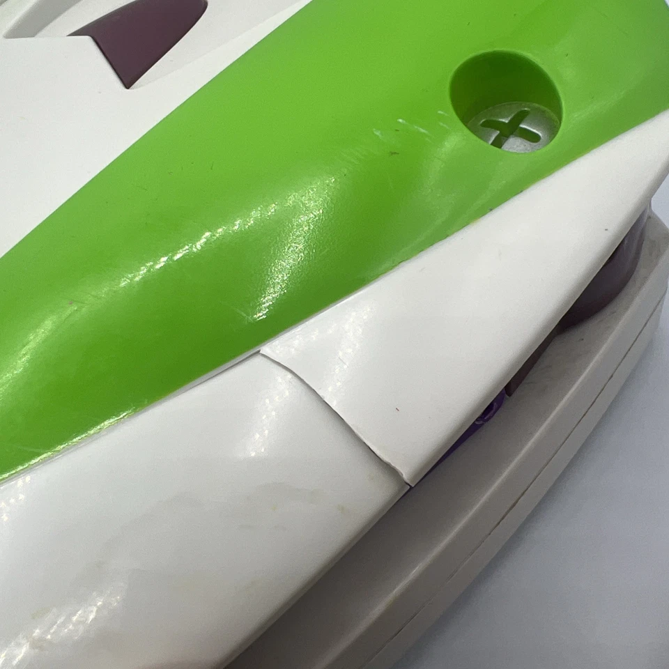 Disney Toy Story Buzz Lightyear Deluxe Wing Pack no funciona y tiene una grieta Foto 3 de 4