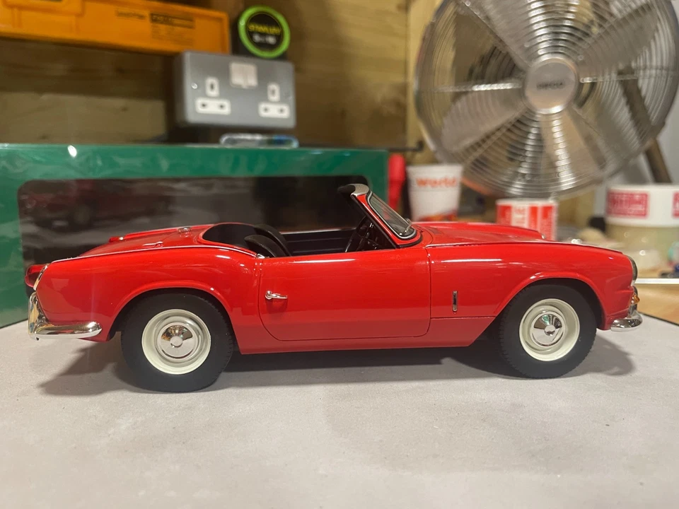 TRIUMPH Spitfire Mk2 in Signal red - Cult Scale 1:18 - Image 4 of 4