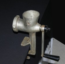 Alter manueller Fleischwolf aus Gusseisen