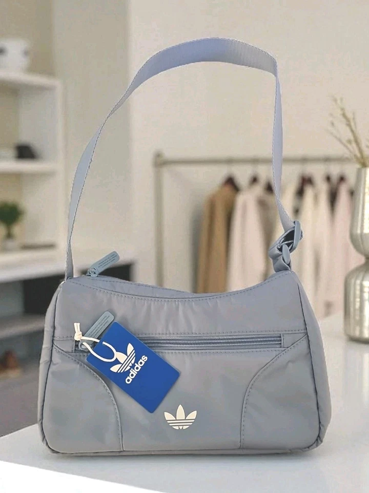 Adidas Clásico Bolso de Hombro Azul Claro Nuevo con Etiquetas Ajustable Correa Bolsillos Nuevo Foto 2 de 4