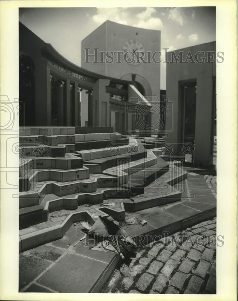 1990 Press Photo A view of the central area of the Piazz D'Italia with litter.