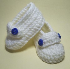 Handmade crochet soft baby shoes white wool blue buttons booties 0-12 Months