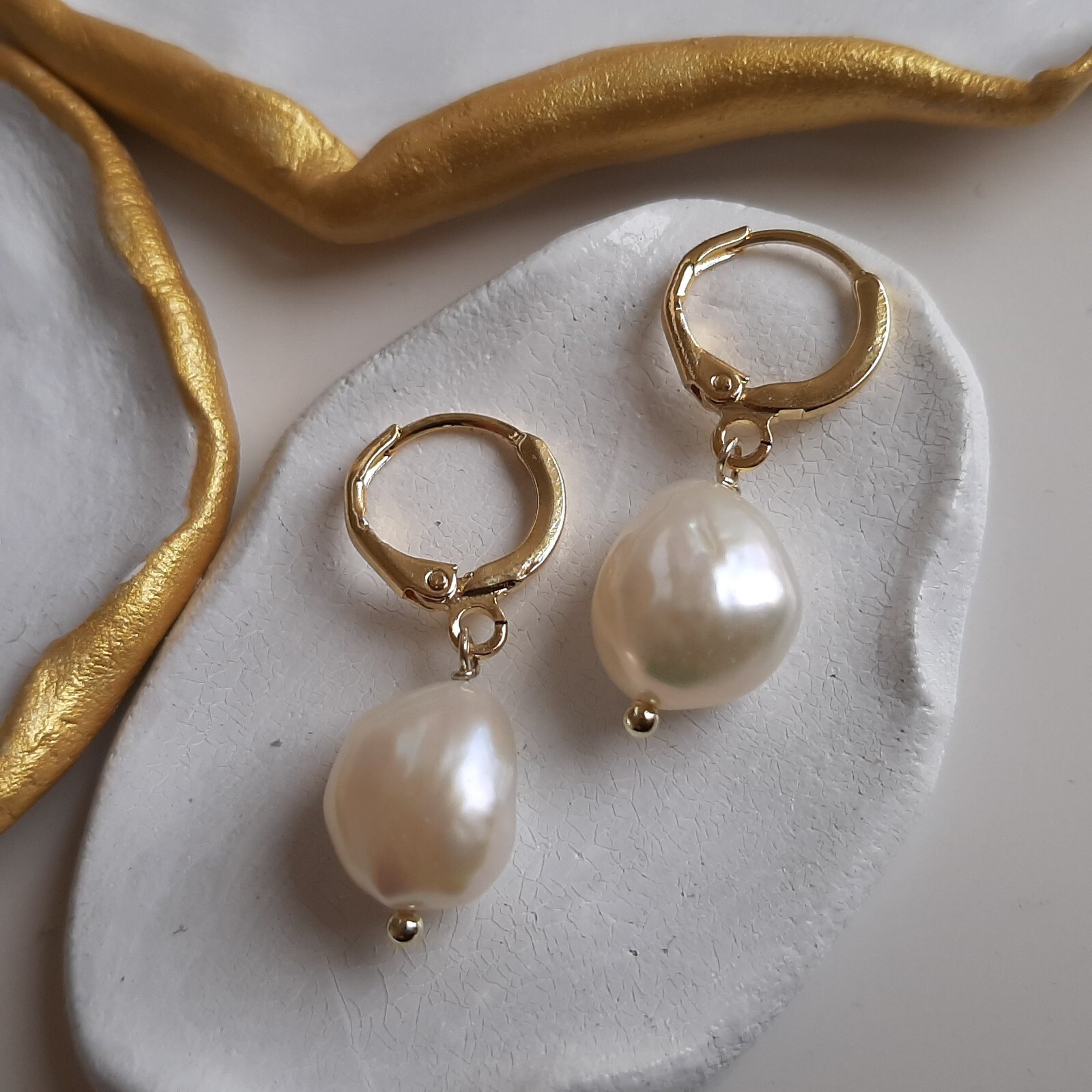 Boucles d'oreilles dormeuses en perles de culture et or 14k, le cadeau d'anniversaire idéal