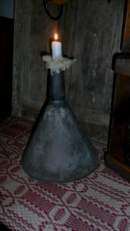 Iluminación temprana primitiva, vela de cera envejecida, embudo antiguo grande Foto 3 de 4