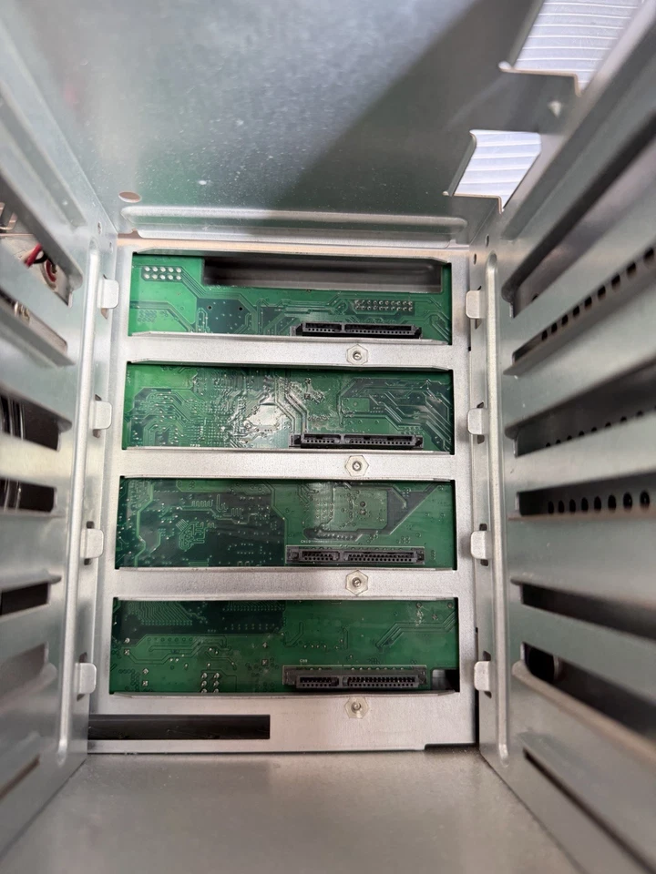 IOMEGA StoreCenter ix4-200D *NO HDD/ADAPTER*, DRIVES NOT INCLUDED - Image 4 of 4