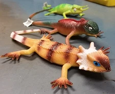 2 Fake Rubber Plastic Lizard Squeak Toy Funny Gag Gift Prank Joke Realistic NEW!