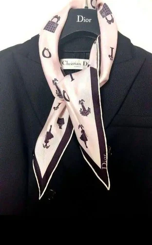 Foulard Dior en soie rose clair motif cannage 19,7"x46,5" élégant enveloppant