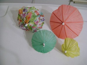COCKTAIL VTG MINI UMBRELLAS/PARASOLS DRINK PAPER WOOD DECOR 5 PACKS/120 NWTS
