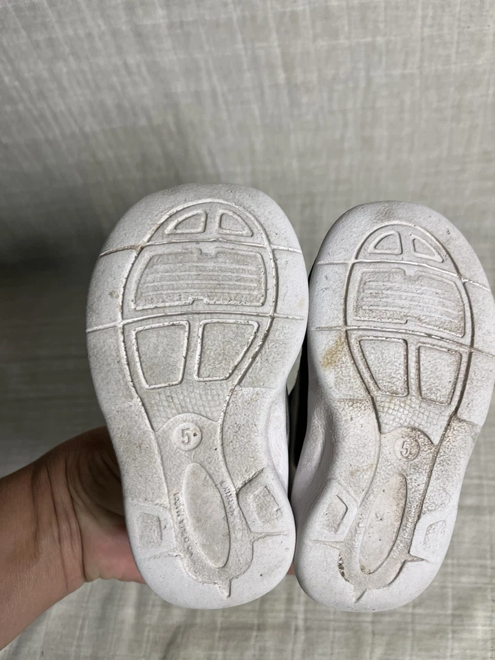 Zapatillas de tenis sin cordones negras para niños pequeños talla 5 Foto 3 de 4