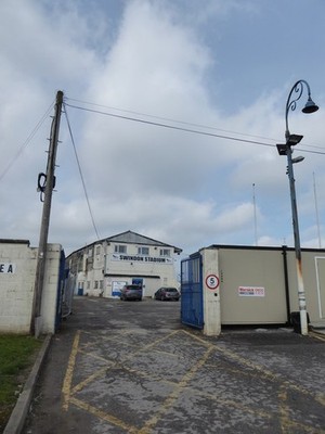 Foto A3 Tor A, Abbey Stadium, Blunsdon St Andrew Der Haupteingang zu c2016