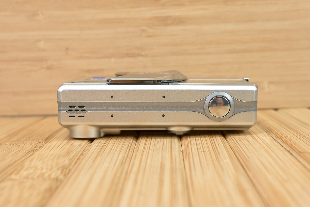 Konica Minolta Dimage G530 5 MP Digital Camera with 3x