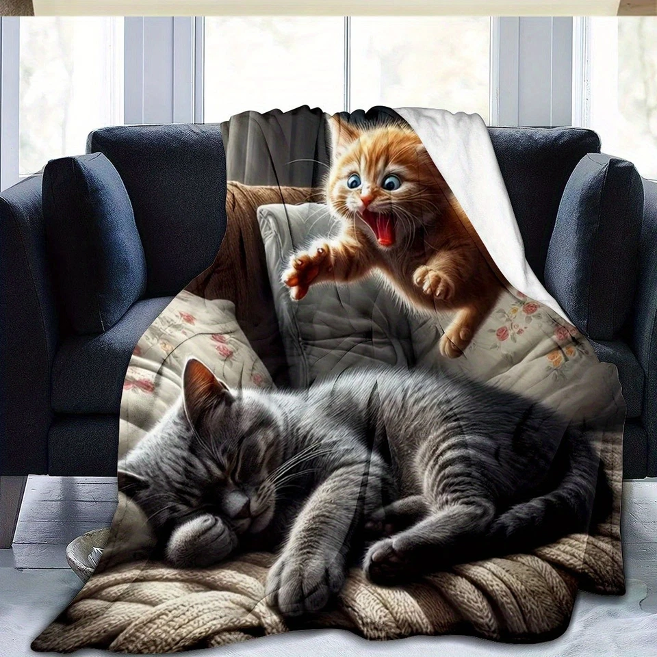 Manta con temática de gato: juguetón gatito naranja y gato gris siesta en acogedor sofá Foto 3 de 4