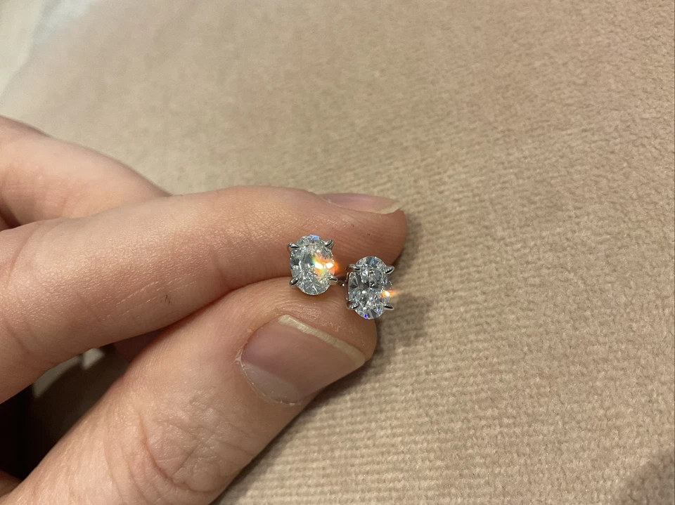 Juego de aretes ovalados de diamantes creados en laboratorio de 2,0 quilates enchapados en platino 925 Foto 3 de 4