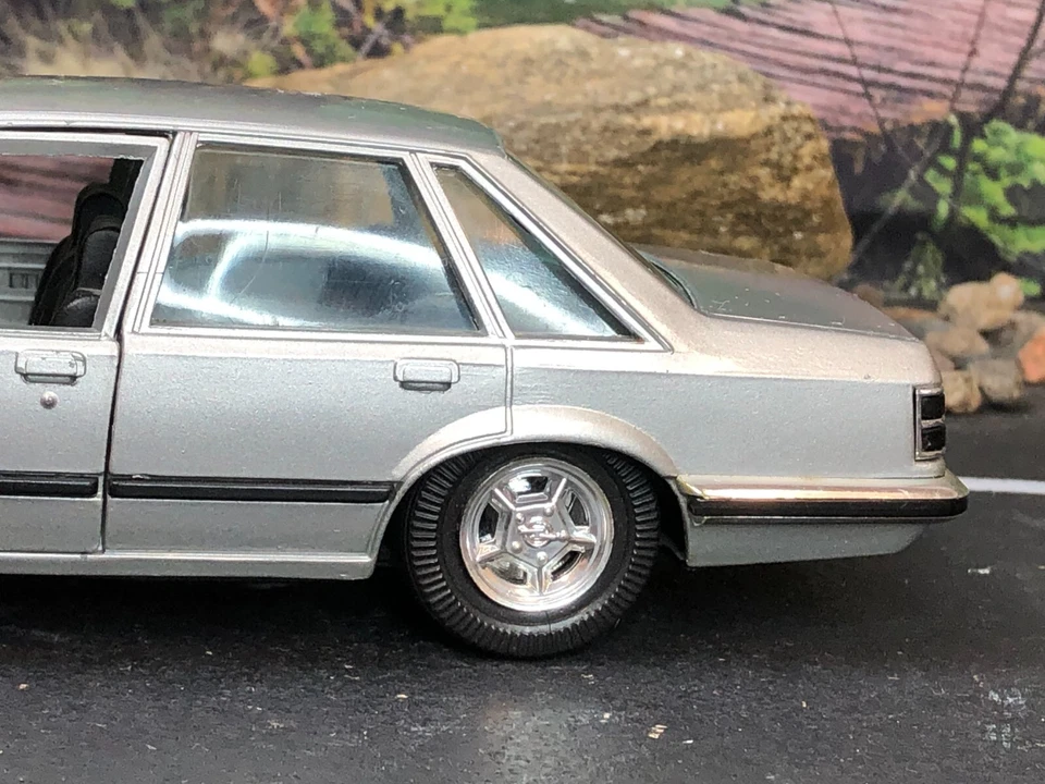 Imperfect GAMA 1:25 Diecast Model Car PLATA OPEL SENATOR ALEMANIA #449 Foto 4 de 4