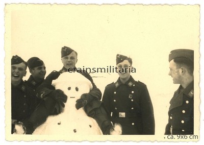 Orig. Foto Piloten m. Schneepuppe an Flugplatz SCHRODA Sroda b. Posen Polen 1941