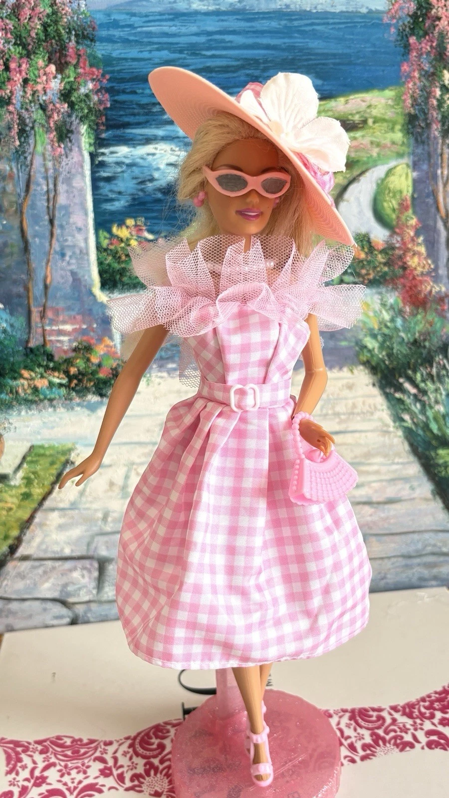 VETEMENTS Carino vestito Barbie rosa gingham tesa larga cappello borsa collana di perle finte e sandali