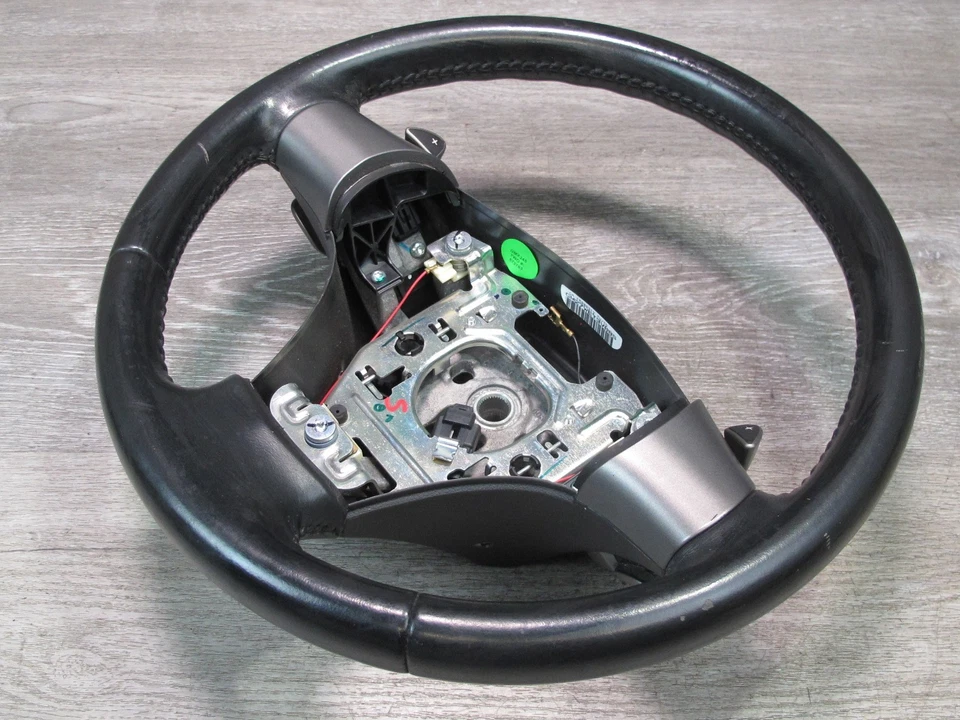 Chevrolet Corvette C6 2006 A/T cuero dirección con paletas negro OEM Foto 4 de 4