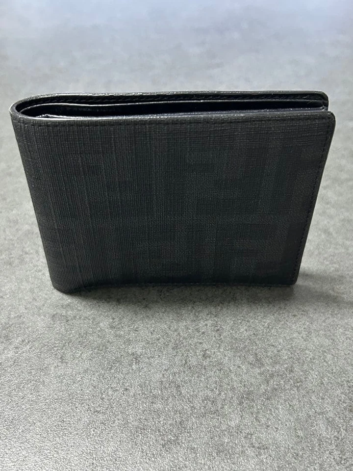 Carteira Fendi Zucca couro preto dobrável unissex feita na Itália - Imagem 4 de 4