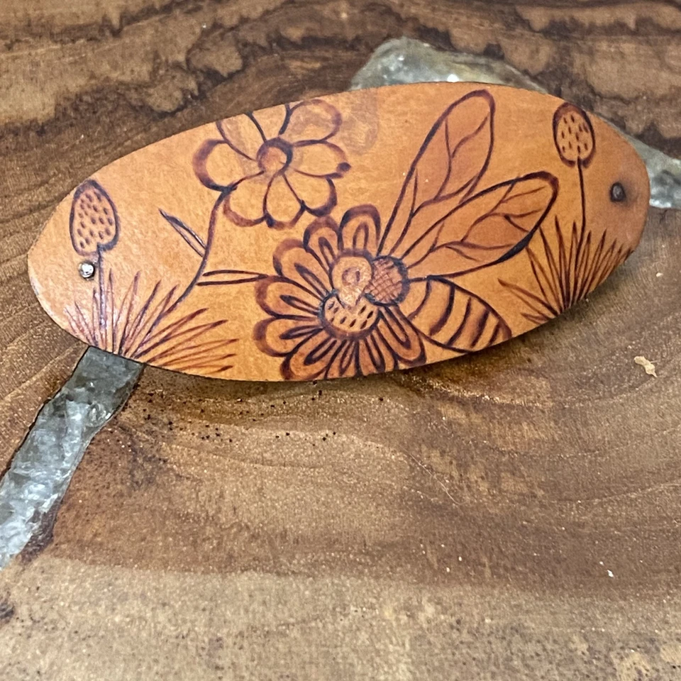 Pinza de pelo de madera ovalada con pasador francés hecha a mano abeja floral leña pirografía Foto 3 de 4
