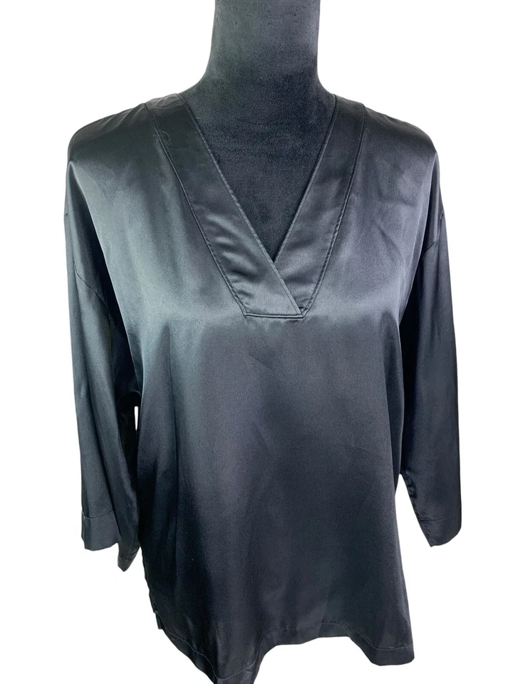 Camisa para dormir Natori negra satinada manga kimono ancha talla S Foto 2 de 4