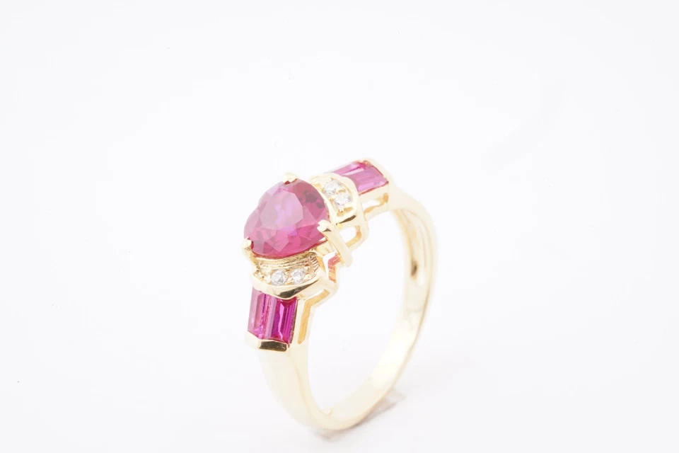 Anillo de mujer con piedras preciosas de rubí rosa creado en laboratorio corte corazón de 0,75 quilates chapado en oro de 14 quilates Foto 2 de 4