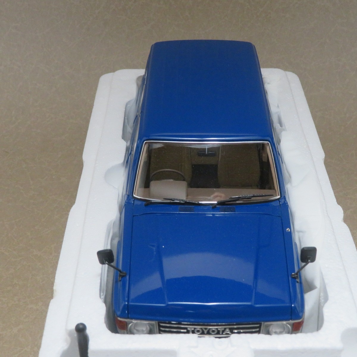 KYOSHO 1/18 KS08956BL Toyota Land Cruiser 60 (Feel Like Blue