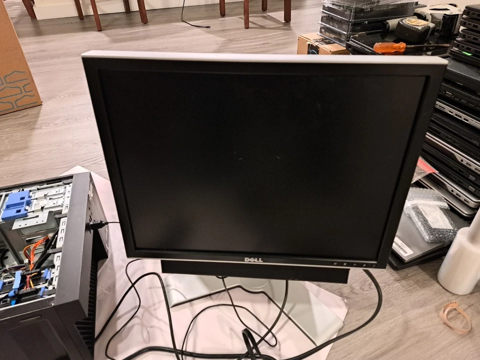 Dell  UltraSharp 2007FPb 20" IPS LCD Monitor 1600x1200  Retro Gaming + Speaker  - Image 2 of 4