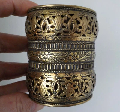 Bracelet manchette de 8 cm de long en laiton ajouré - Photo 1/4