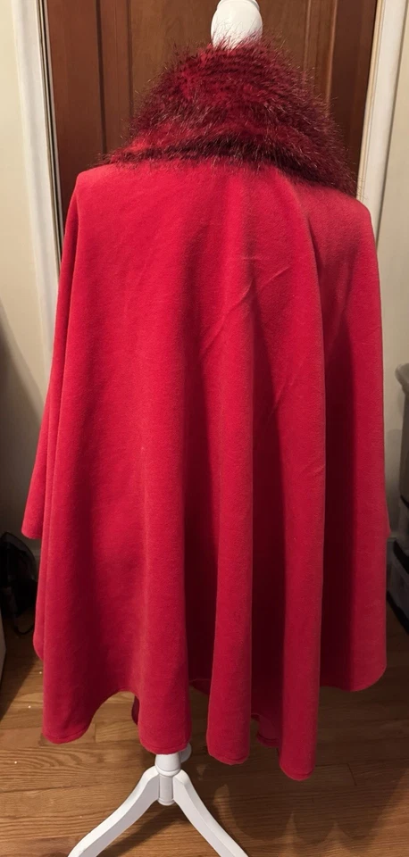 Mantón rojo ASHRO con ribete de piel sintética para mujer talla única Foto 4 de 4