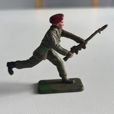 1 x CRESCENT TOYS # P 6. BRITISH PARATROOPER 1960's PLASTIC SOLDIER. 1/32 SCALE 