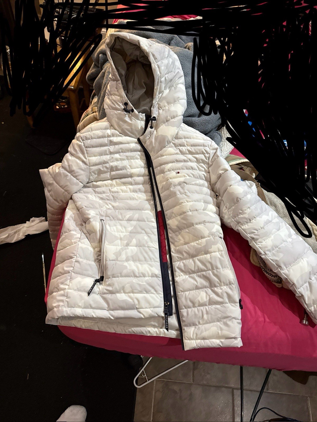 Brand New Tommy Hilfiger Mens THFlex Puffer Jacket  SMALL White/Grey Camo