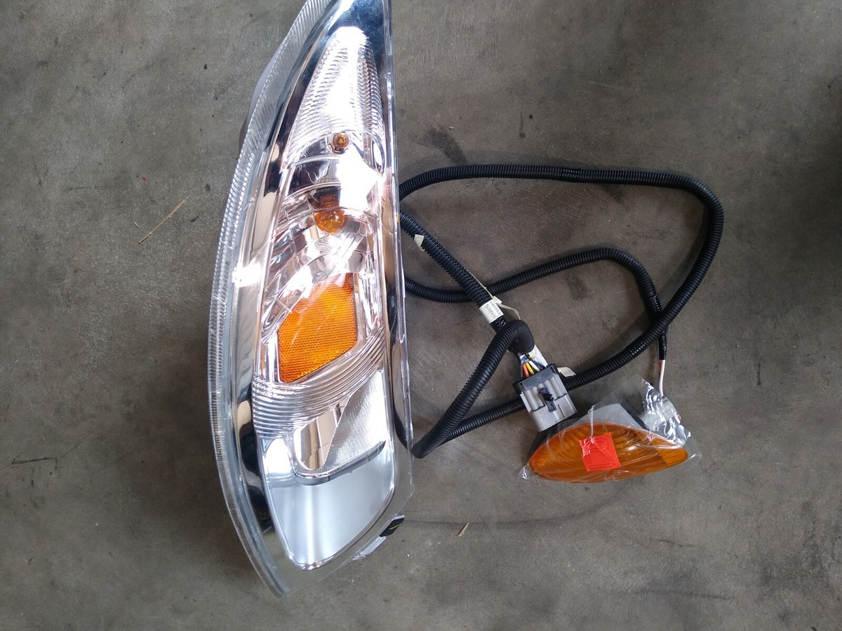 NAVISTAR INTERNATIONAL HEAD LIGHT ASSY. LEFT#3765679C94/RIGHT 