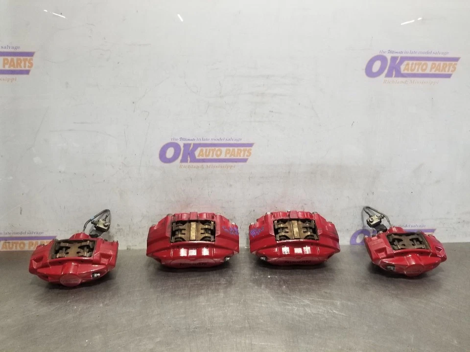 Juego de pinzas de freno delanteras y traseras rojas Nissan 370Z Nismo 19 2019 3,7 L rojo Foto 2 de 4